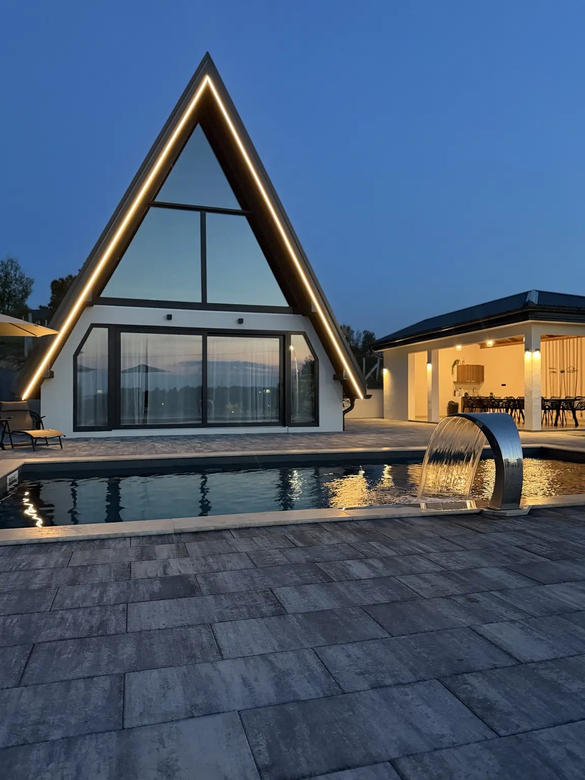 A-frame vila i privatni bazen u večernjem ambijentu